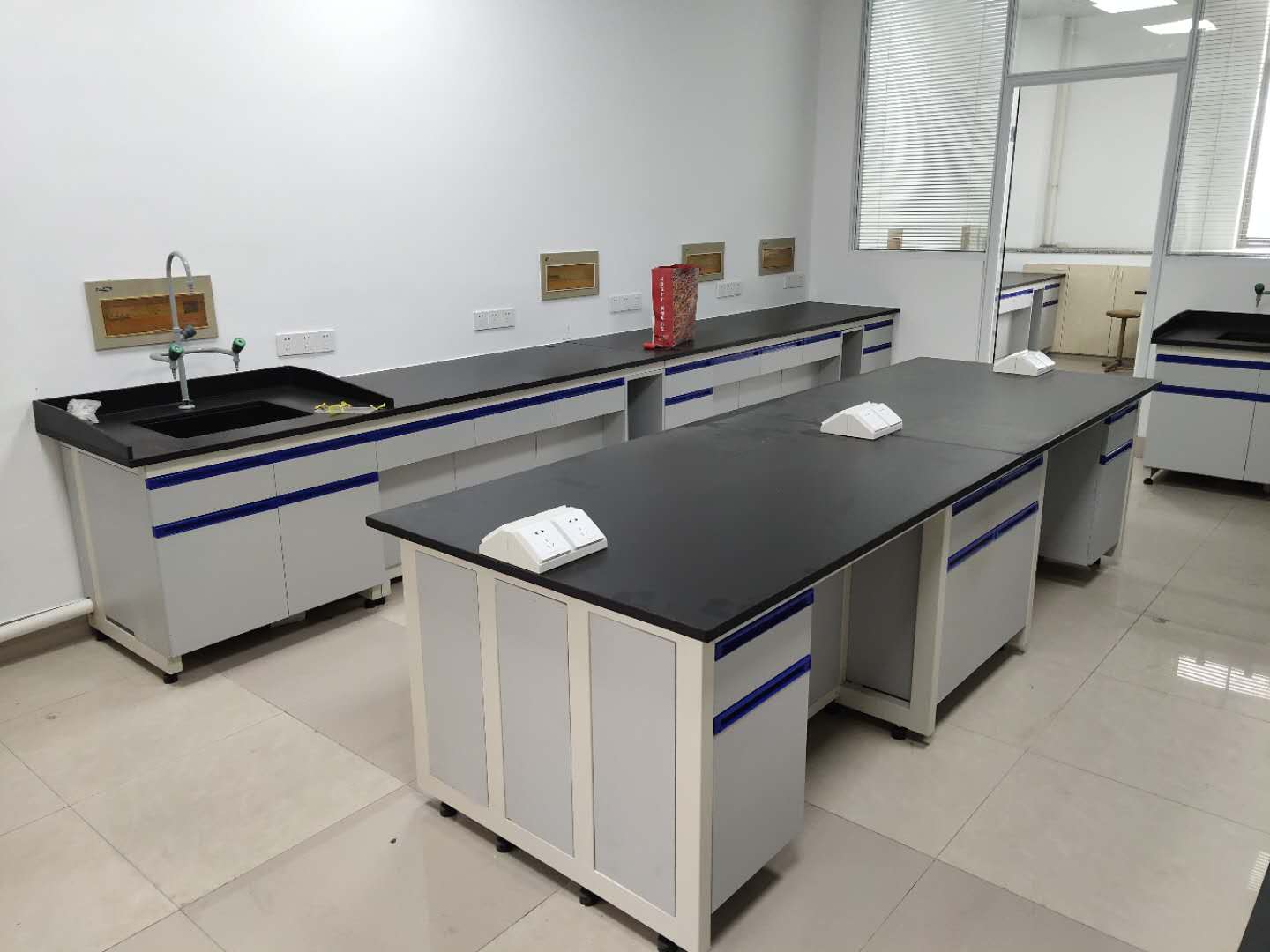 中央實(shí)驗(yàn)臺與實(shí)驗(yàn)室邊臺有什么區(qū)別